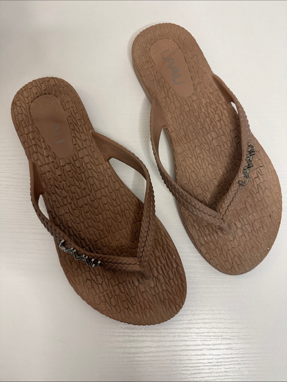 LAVAU Women’s Tan Textured Flip Flop Sandals Size 8